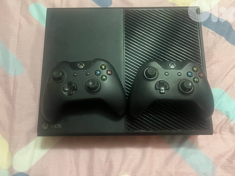 xbox one with 2 controllers new 1