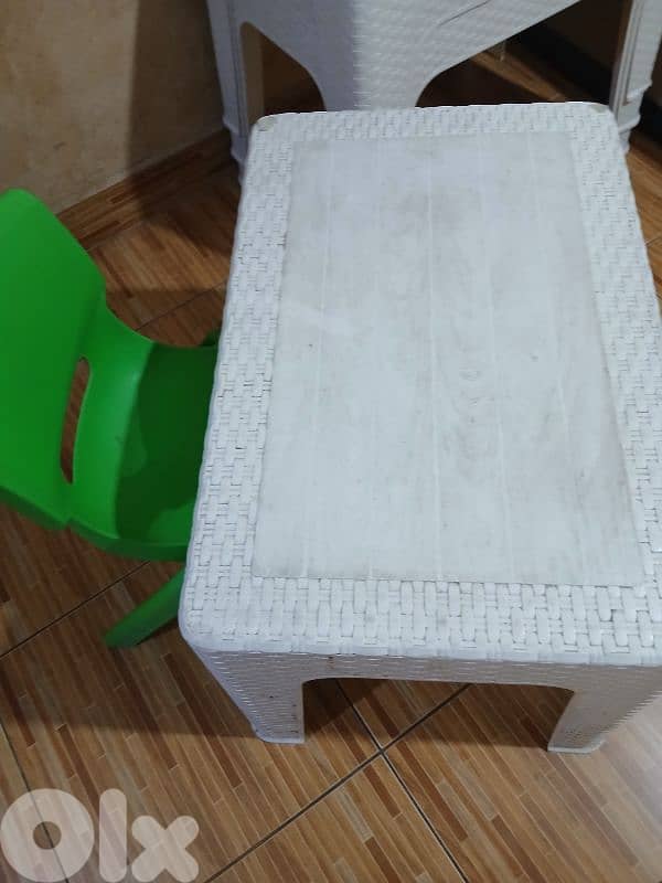 طاولة اوكرسي  بس ٢$ 0