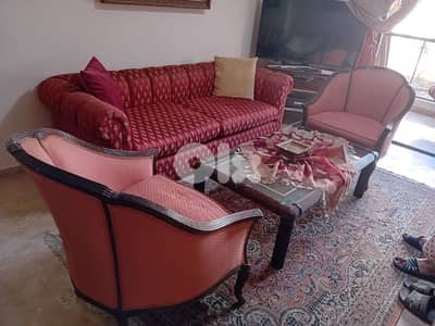 طقم ٣ قطع قماش وردي، بحالة ممتازة مع طاولة زجاج