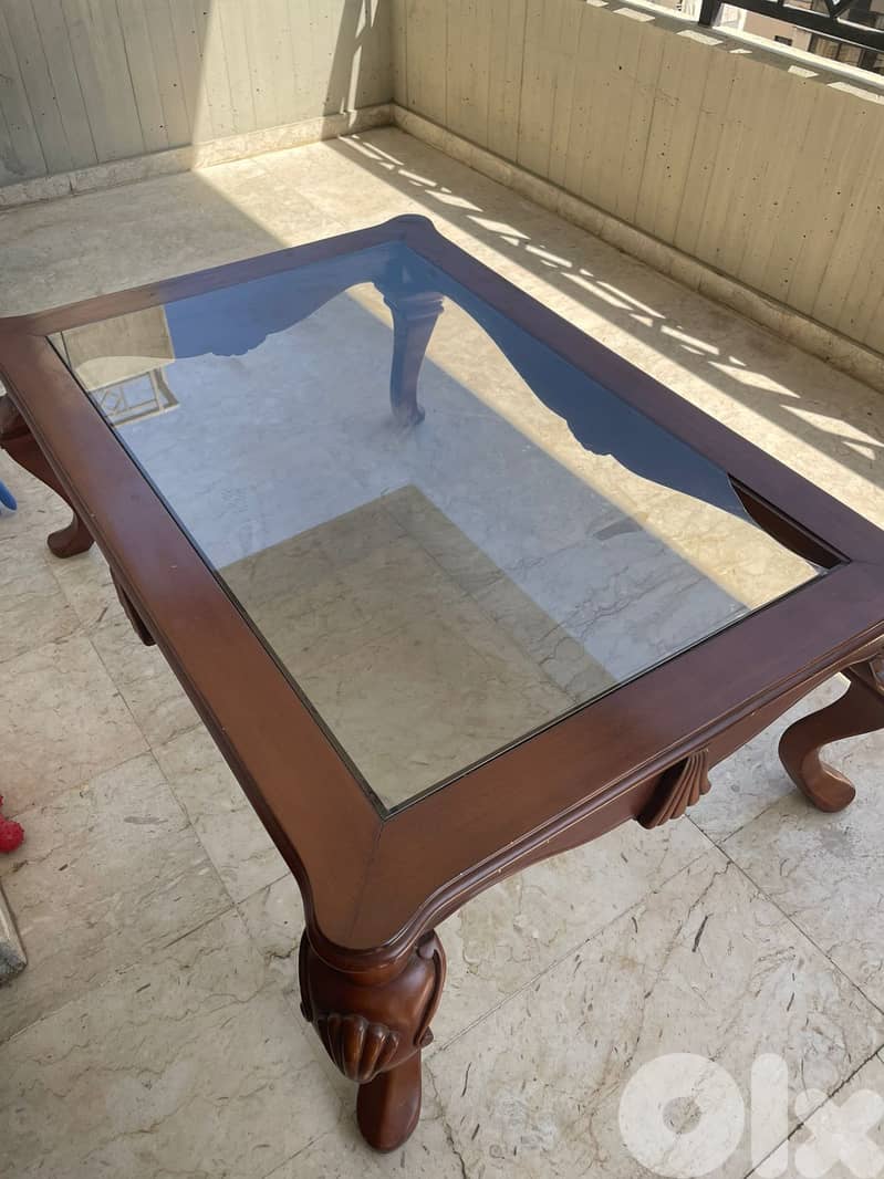 صالون مع طاولة نص 1