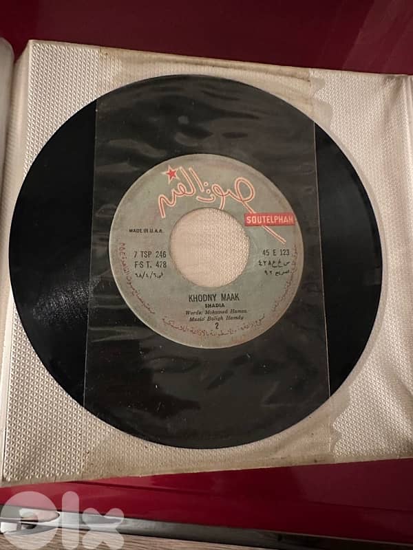 مجموعة من ٢٢ أسطوانة قديمة ونادرة فيروز، عبد الحليم، عبد الوهاب Vinyls 2