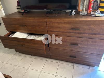 Wooden chest of drawers / bureau