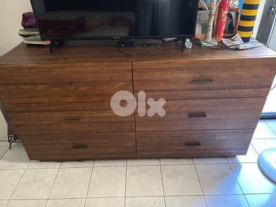 Wooden chest of drawers / bureau
