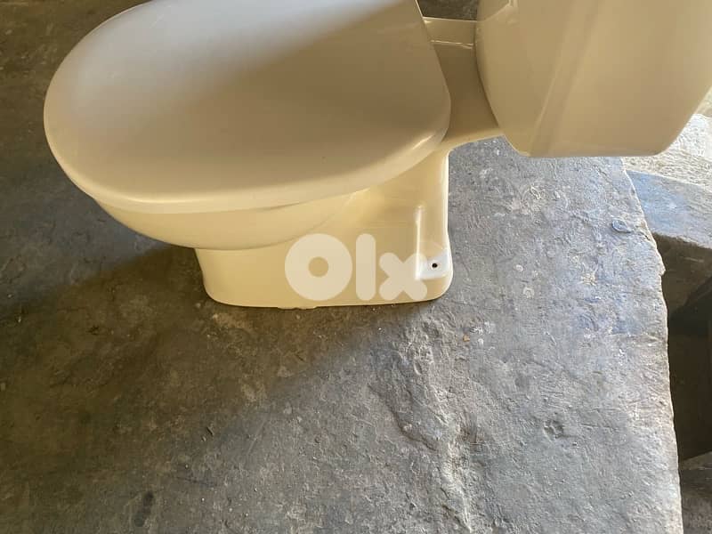 كرسي حمام عدد ٢ وحدة ١٥$ 0