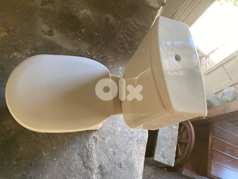 كرسي حمام عدد ٢ وحدة ١٥$ 1