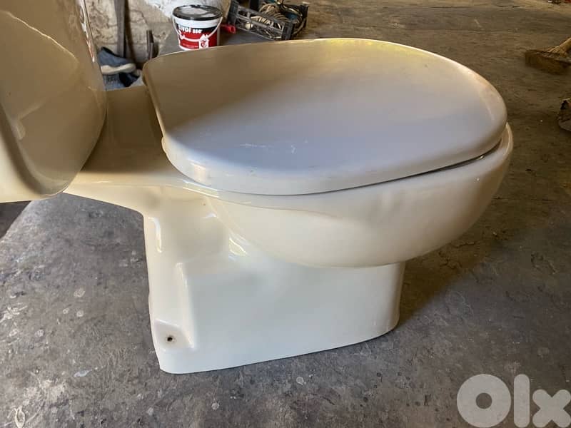 كرسي حمام عدد ٢ وحدة ١٥$ 5