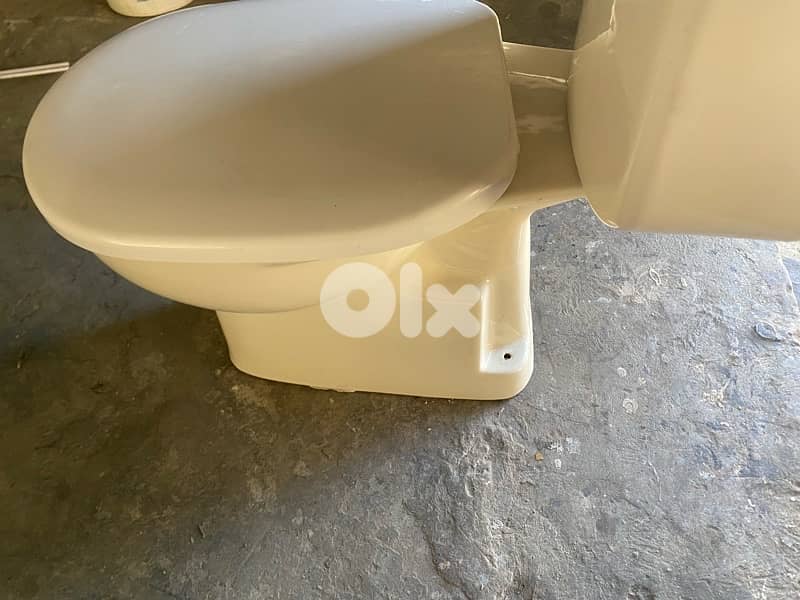 كرسي حمام عدد ٢ وحدة ١٥$ 6