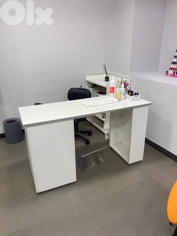 manicure desk 1