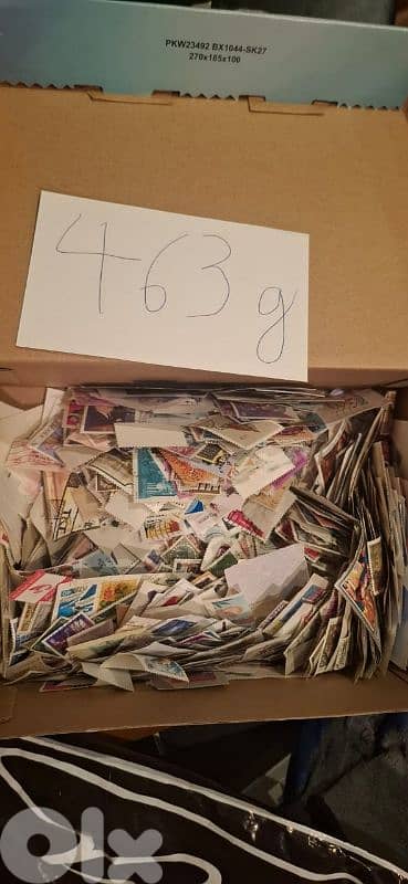 علبة طوابع (الالاف من الطوابع) box of stamps