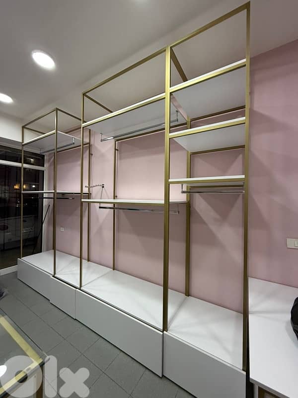 shop clothing Aluminum Stands and wooden shelves 4