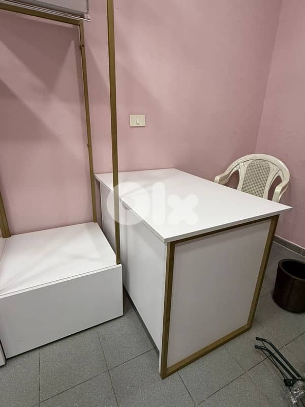 shop clothing Aluminum Stands and wooden shelves 6