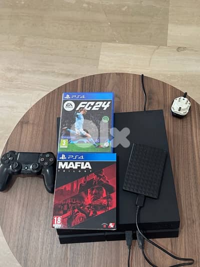 Ps4 fat + 4 games CD’s + 1 terra external storage with 14 games