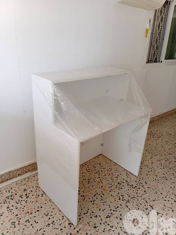 كنتوار خشب ابيض يصلح لمحل تلفونات او تحويل اموال 0