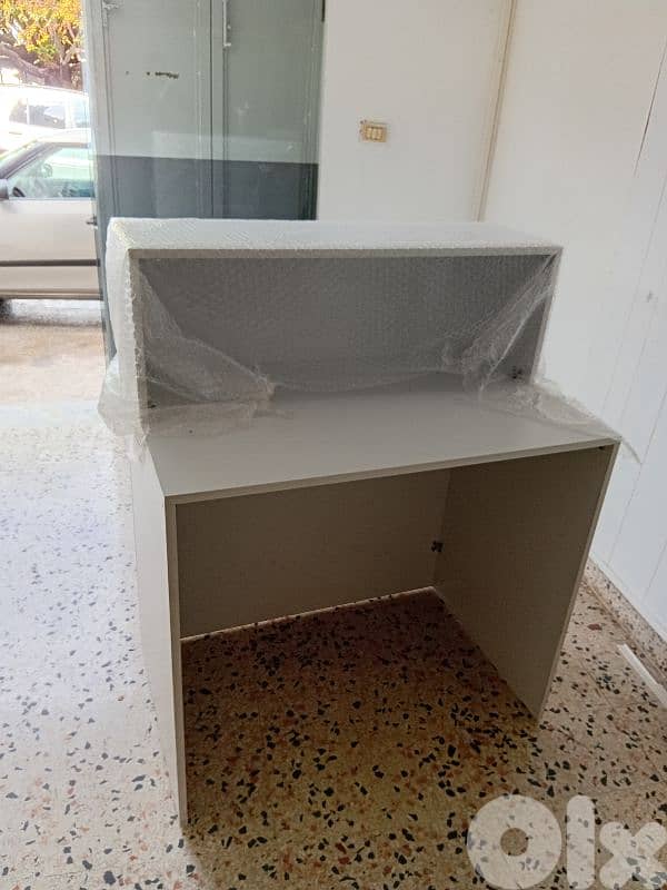 كنتوار خشب ابيض يصلح لمحل تلفونات او تحويل اموال 1