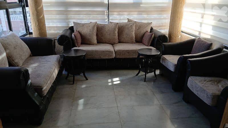 صالون شبه جديد مع طاولتين 0