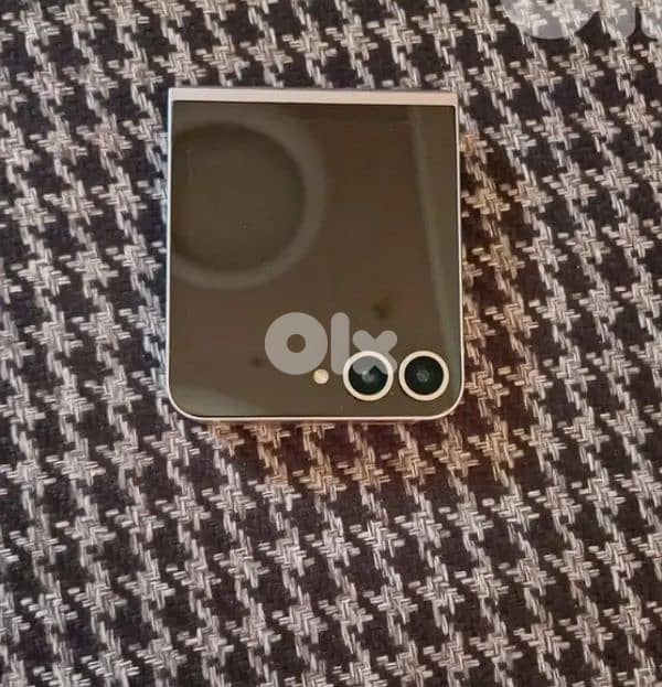 Z flip 6 Samsung phone 1