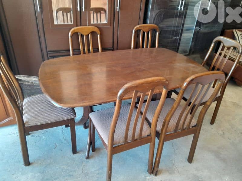 طاولة و ٦ كراسي 0