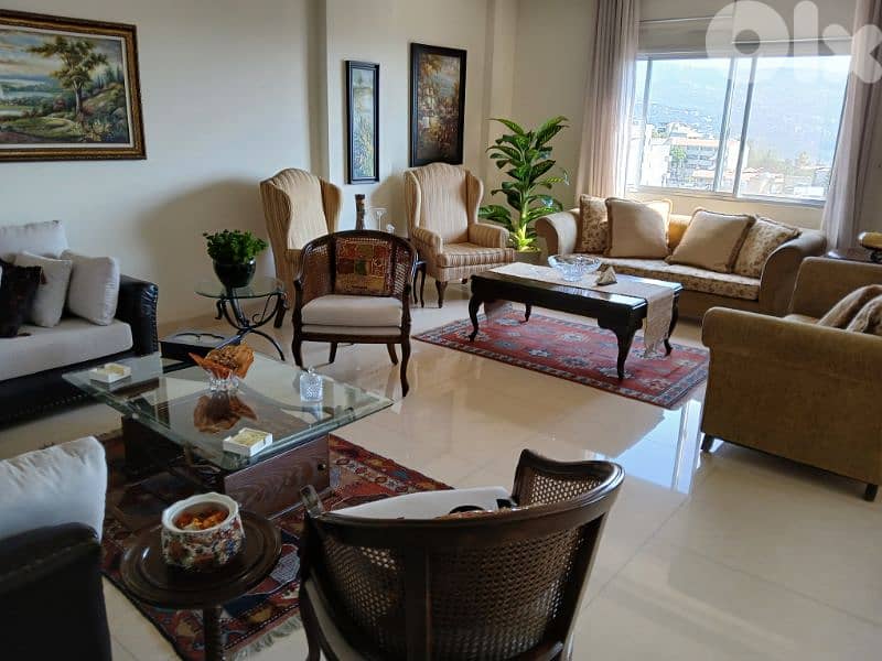 used like new excellent quality صالون كامل مع طاولة خشب وسط كبيرة 1