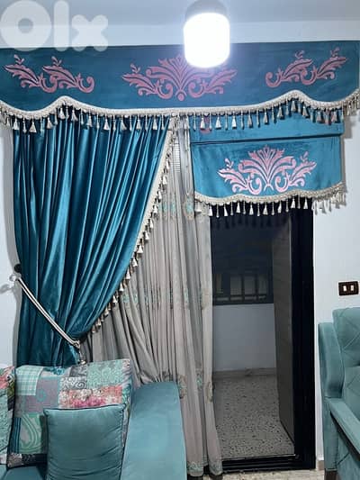 صالون + برادي + طاولة سفرة + TV unit مع إكسسوارات للبيع  بحاله جيدةجدا