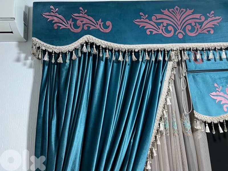 صالون + برادي + طاولة سفرة + TV unit مع إكسسوارات للبيع  بحاله جيدةجدا 1