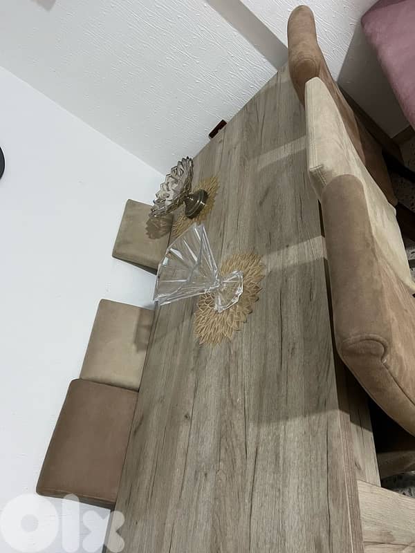 صالون + برادي + طاولة سفرة + TV unit مع إكسسوارات للبيع  بحاله جيدةجدا 4