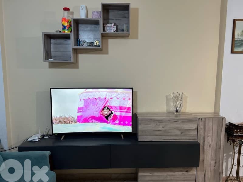 صالون + برادي + طاولة سفرة + TV unit مع إكسسوارات للبيع  بحاله جيدةجدا 8