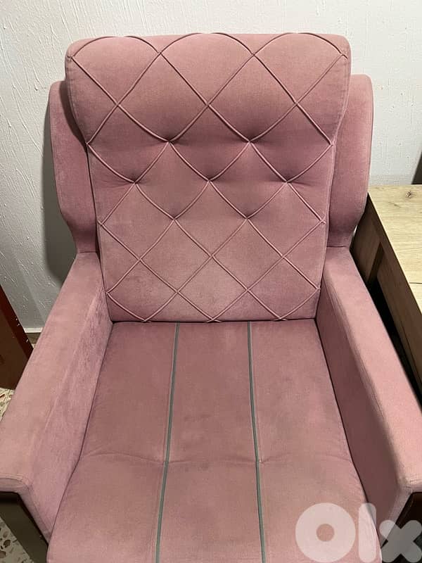 صالون + برادي + طاولة سفرة + TV unit مع إكسسوارات للبيع  بحاله جيدةجدا 17