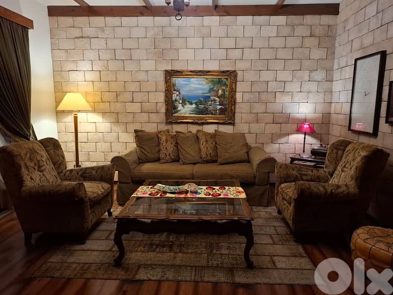 Classic-style living room set made in USA 0
