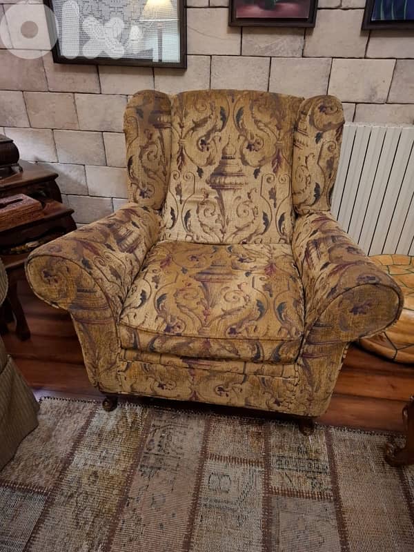 Classic-style living room set made in USA 3