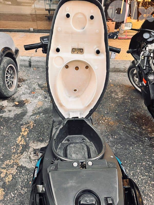 Lindy Azzo 150cc 2023 4