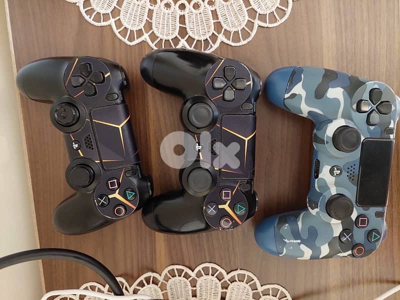 PS4 + 2 Controllers 1