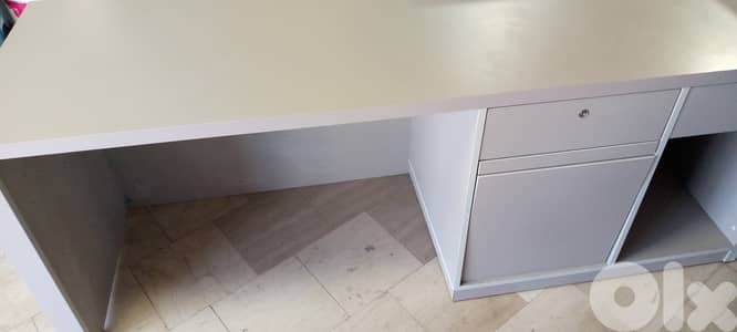 Desk in great condition   مكتب بحالة ممتازة