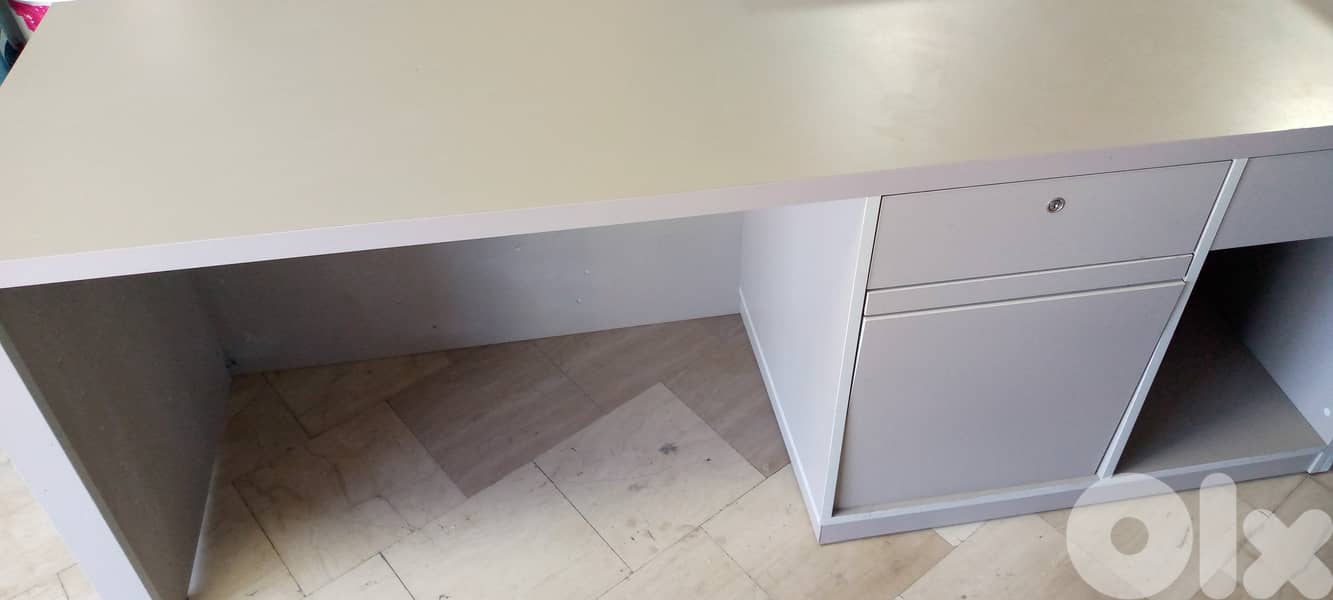 Desk in great condition   مكتب بحالة ممتازة 0