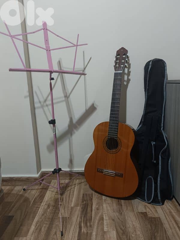Guitar + Guitar Case + Music Sheet Stand + Capodastre 0