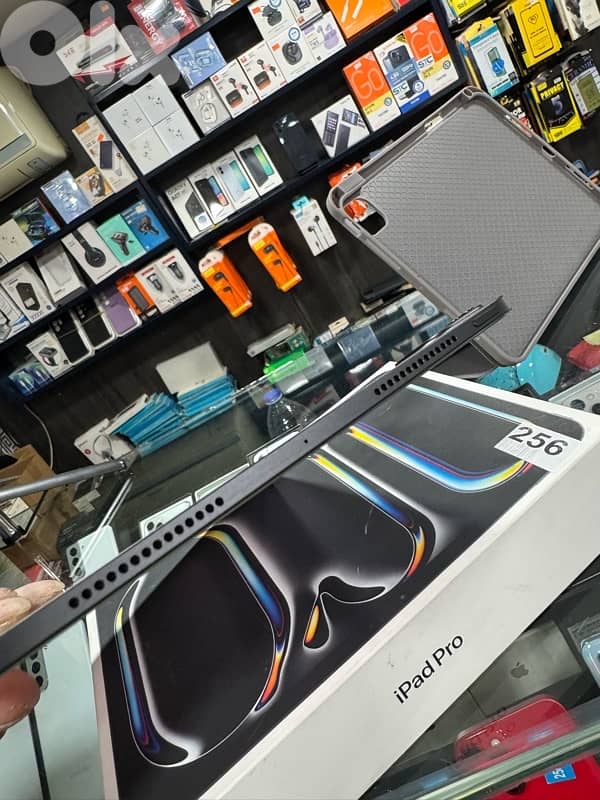 ipad pro 11 inch M4 256gb wifi 4 cycle 100% battery still new 3