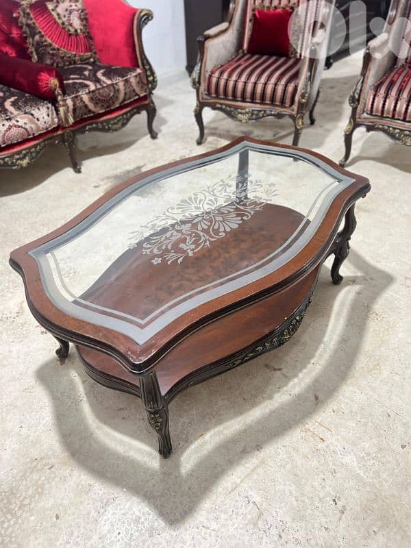 طقم كنبايات مصري حفر خشب زان خمس قطع وطاولة شبه جديد 3