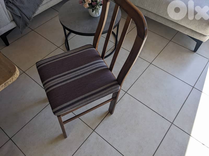 Wooden Table and Chairs - طاولة خشب مع كراسي 2
