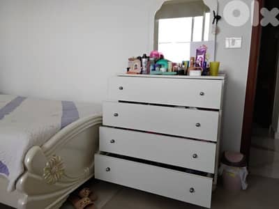 “Elegant Vanity with Mirror — Modern Design
