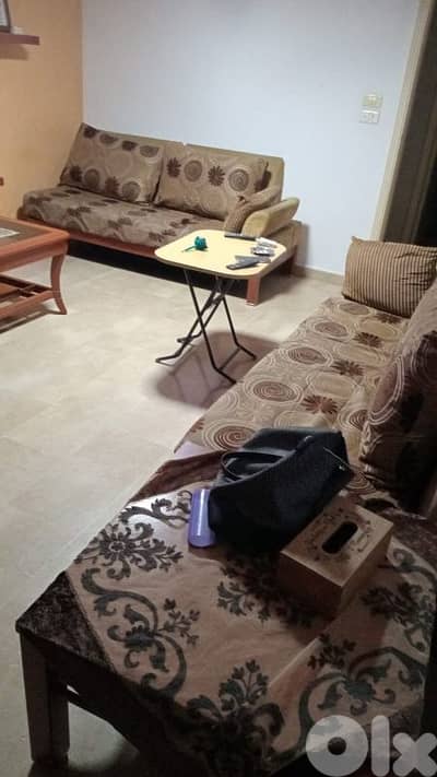 غرفة صالون كنبايات 2 وسط وحدة كبيرة مع طاولة