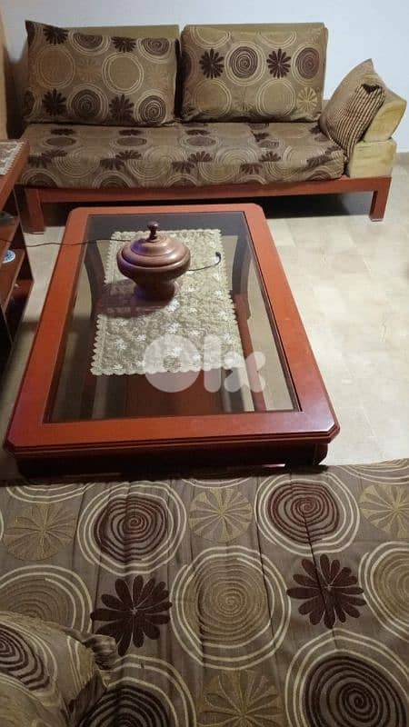 غرفة صالون كنبايات 2 وسط وحدة كبيرة مع طاولة 2