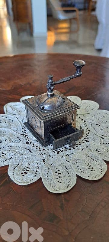 Collectible Miniature Antique Pencil Sharpener Collection (5 pieces) 4