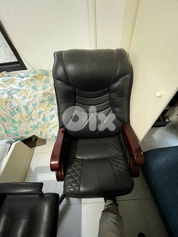 table Desk and 6 chairs طاولة مكتب  و 6 كراسي 6