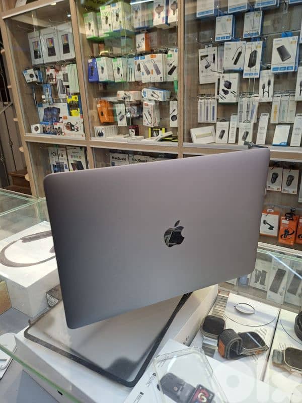 Used apple macbook pro 13 8/256 gb  Cor i5 2018  374 cycle 0
