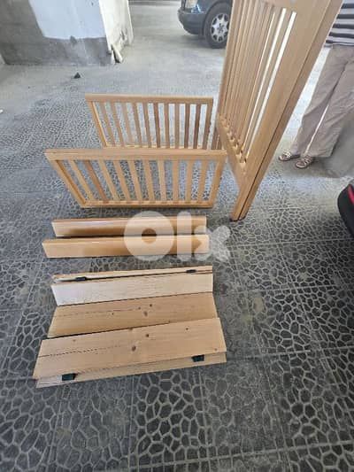 Baby crib. excellent condition. تخت أطفال زين اصلي. توصاية .