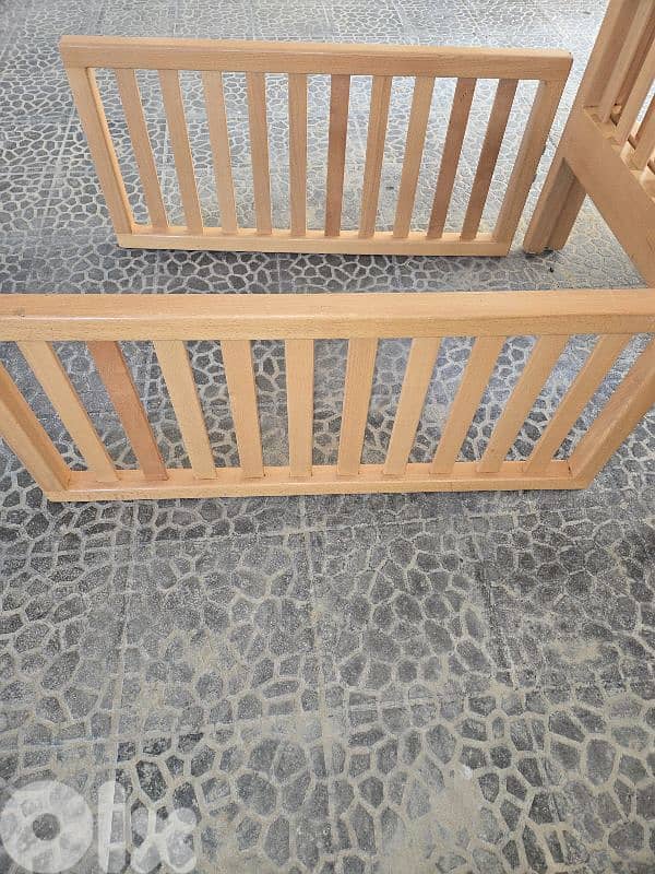 Baby crib. excellent condition. تخت أطفال زين اصلي. توصاية . 2