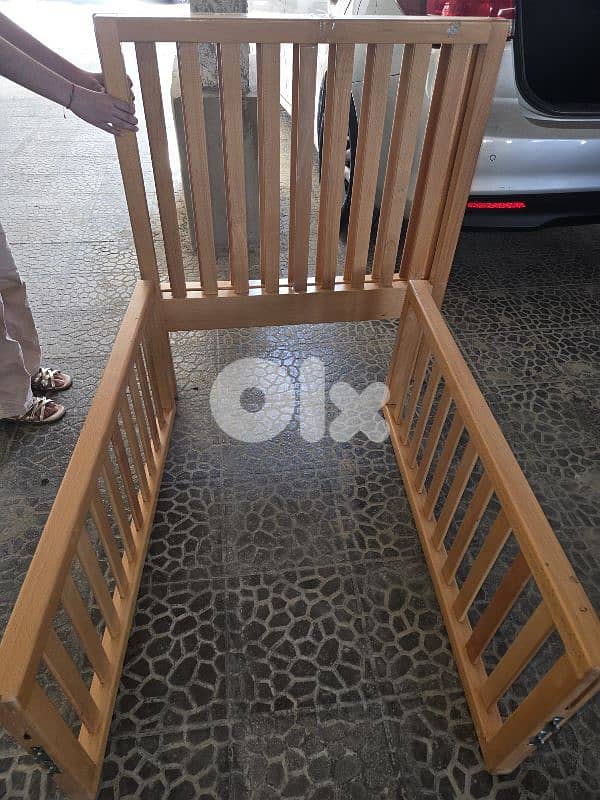 Baby crib. excellent condition. تخت أطفال زين اصلي. توصاية . 3