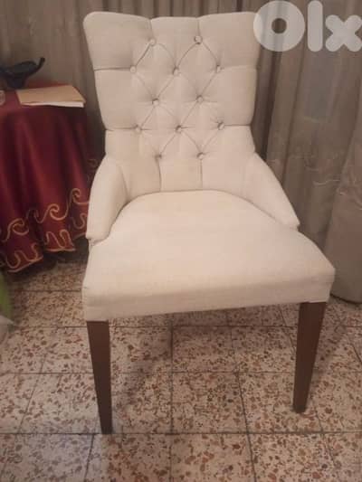 2 chairs still new of white