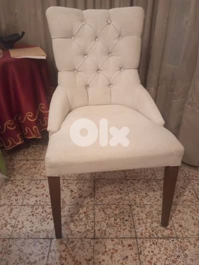 2 chairs still new of white each one 40$