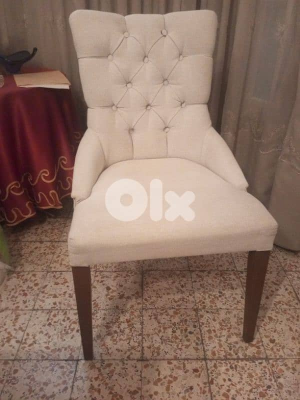 2 chairs still new of white each one 40$ 0