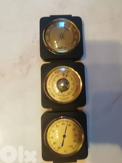 Retro style Barometer thermometer & hygrometer in wooden frame